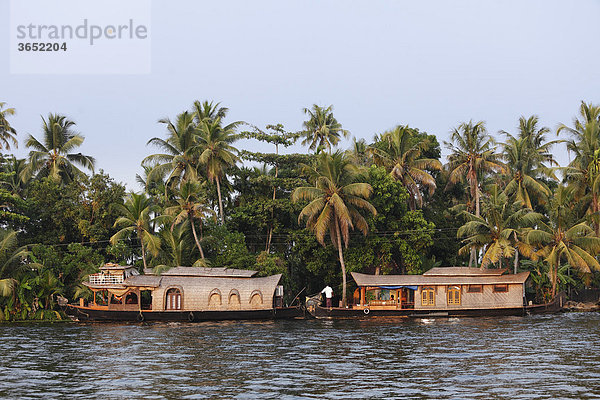 Hausboote am Flussufer  Pamba River  Backwaters bei Alleppey  Alappuzha  Kerala  Südindien  Indien  Südasien  Asien