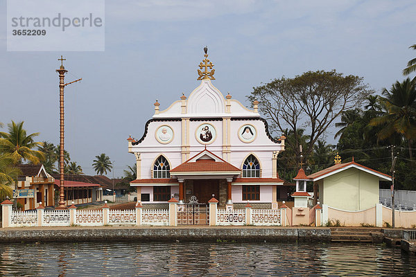 Kirche am Pamba River  Backwaters bei Alleppey  Alappuzha  Kerala  Südindien  Indien  Südasien  Asien
