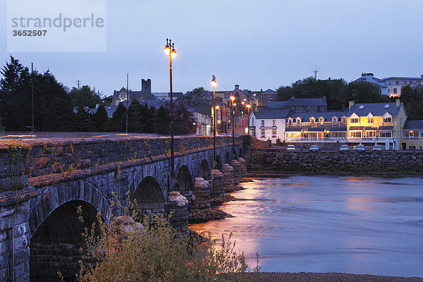 Alte Steinbrücke über Fluss Laune  Killorglin  Ring of Kerry  County Kerry  Irland  Britische Inseln  Europa