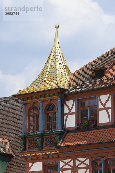 Goldenes Dach und Erker von Rathaus  Schwabach  Mittelfranken  Franken  Bayern  Deutschland  Europa