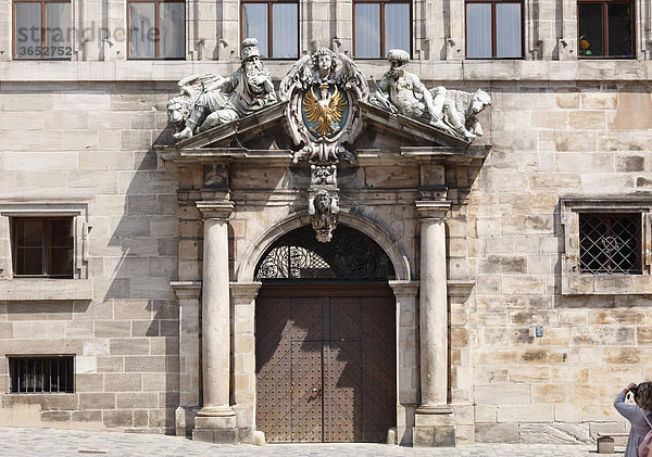 Linkes Seitenportal von Rathaus  Nürnberg  Mittelfranken  Franken  Bayern  Deutschland  Europa