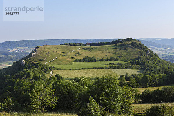 Walberla mit Walpurgiskapelle  Blick von Rodenstein  Naturschutzgebiet Ehrenbürg  Fränkische Schweiz  Fränkische Alb  Oberfranken  Franken  Bayern  Deutschland  Europa