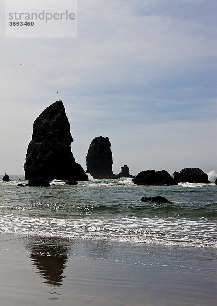 Haystack Rock am Cannon Beach  Clatsop County  Oregon  USA