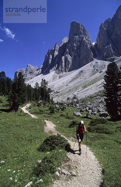 Bergsteigerin auf dem Adolf-Munkel-Weg  Naturpark Puez-Geisler  Dolomiten  Südtirol  Italien  Europa