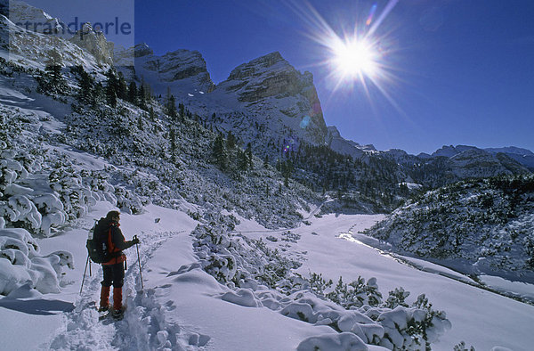 Schneeschuhgeherin im Valun Campestrin in der Fanes-Gruppe  Gadertal  Südtirol  Dolomiten  Italien  Europa