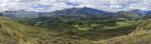 Blick auf das Tal von Frankton mit den Bergen der Remarkables am Horizont  Panorama  Queenstown  Otago  Südinsel  Neuseeland