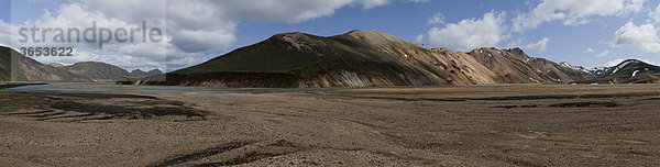 Ausgetrocknetes Flussbett in einer bunten Vulkanlandschaft  Panorama  Landmannalaugar  Island  Europa