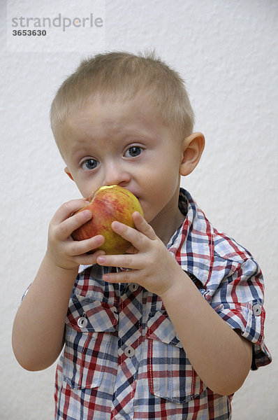 Junge  2 Jahre  mit Apfel