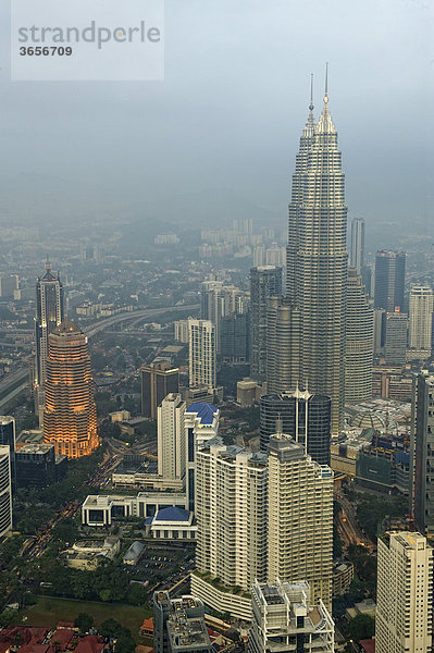 Petronas Towers  Menara Petronas  gesehen vom KL Tower  Kuala Lumpur  Malaysia  Südostasien