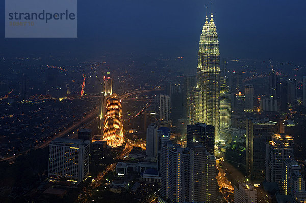 Petronas Towers  Menara Petronas  bei Nacht  gesehen vom KL Tower  Kuala Lumpur  Malaysia  Südostasien