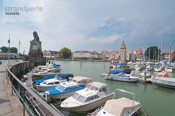 Hafen mit Booten  links Hafeneinfahrt mit Löwe  Lindau am Bodensee  Bayern  Deutschland  Europa
