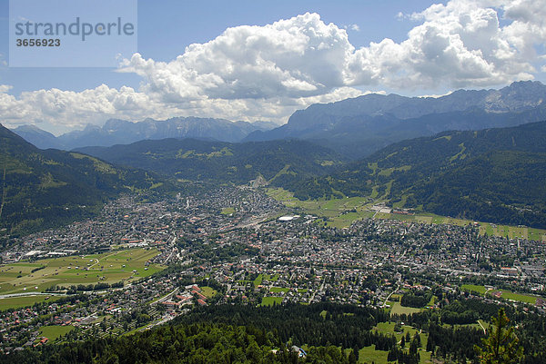 Blick vom Kramer Kramerspitz auf die Stadt Garmisch-Partenkirchen  Zugspitze und Wettersteingebirge hinten  Werdenfelser Land  Oberbayern  Bayern  Deutschland  Europa
