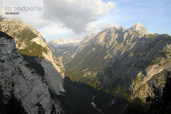 Blick in Gebirgstal  Reintal mit Gebirgsbach Partnach  Zugspitzplatt  Alpspitze  Wettersteingebirge  Oberbayern  Bayern  Deutschland  Europa