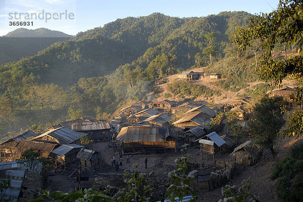 Hütten mit Wellblechdach der Akha Phixor Ethnie in den Bergen  Dorf Ban Moxoxang  Distrikt und Provinz Phongsali  Laos  Südostasien  Asien