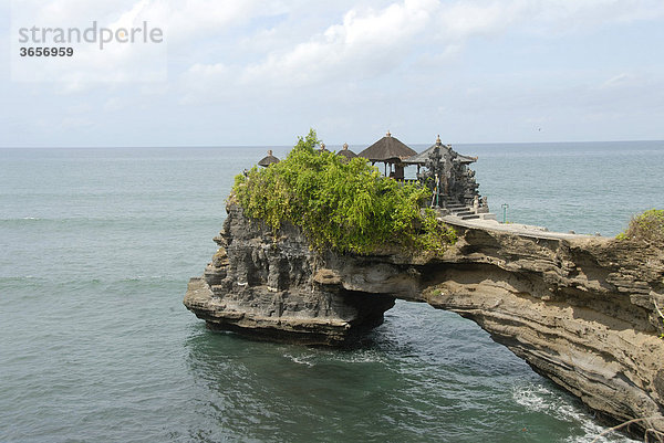 Bali-Hinduismus  Felseninsel mit Verbindung zum Land  Nebentempel des Tempels Pura Tanah Lot  Insel Bali  Indonesien  Südostasien  Asien