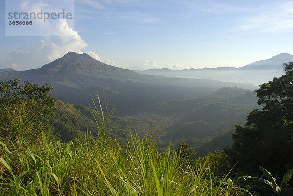 Berglandschaft  erloschener Vulkan Batur und See  Blick von Penelokan  Insel Bali  Indonesien  Südostasien  Asien