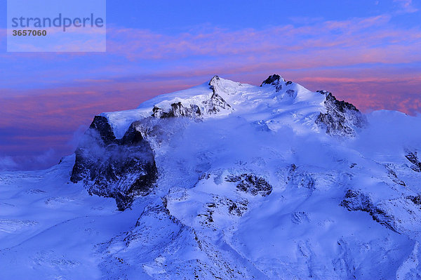 Monte Rosa Gebirge mit dem höchsten Berg der Schweiz  der Dufourspitze  im Abendrot  Zermatt  Wallis  Schweiz  Europa