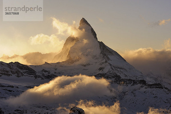 Matterhorn im Licht der untergehenden Sonne  Zermatt  Wallis  Schweiz  Europa  Europa