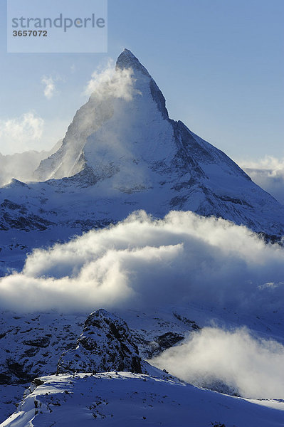 Matterhorn in Wolken verhüllt  Zermatt  Wallis  Schweiz  Europa