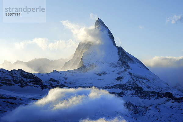 Matterhorn in Wolken verhüllt  Zermatt  Wallis  Schweiz  Europa