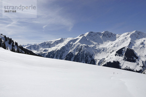 Schneelandschaft mit Gipfelgrat in den Tiroler Alpen  Auffach  Wildschönau  Tirol  Österreich  Europa