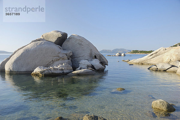 Rund geschliffener Granitblock im klaren Küstengewässer  bei Olbia  Sardinien  Italien  Europa