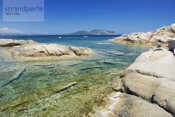 Bizarre  ausgewitterte Granitfelsblöcke in kristallklarem türkisgrünem Wasser an Küste  Capo Ceraso  Sardinien  Italien  Europa