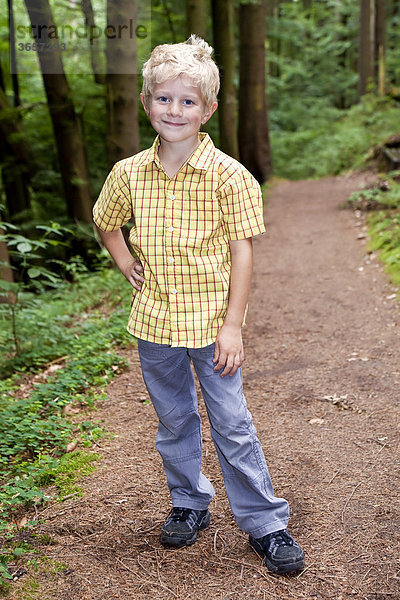 Ein Junge  5 Jahre  auf einem Waldweg