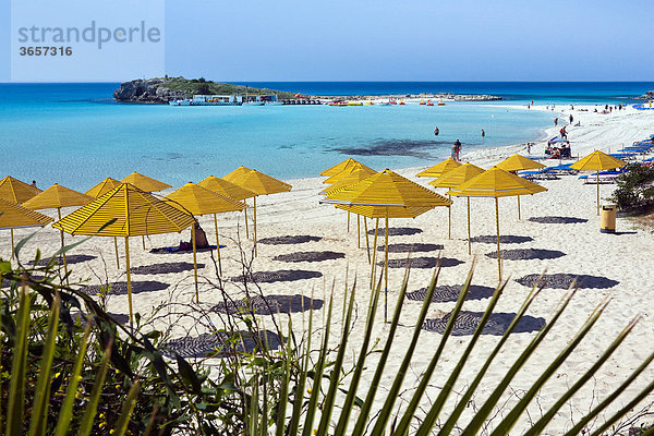 Gelbe Sonnenschirme am Nissi Beach  Südzypern  griechisch  Insel Zypern  Südeuropa