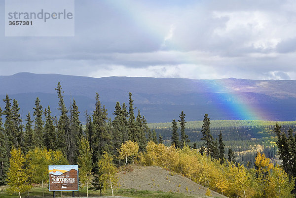 Regenbogen  Indian Summer  Bäume in Herbstfarben  Whitehorse Willkommensschild  Two Mile Hill Hügel  Whitehorse  Hauptstadt des Yukon Territory  Kanada