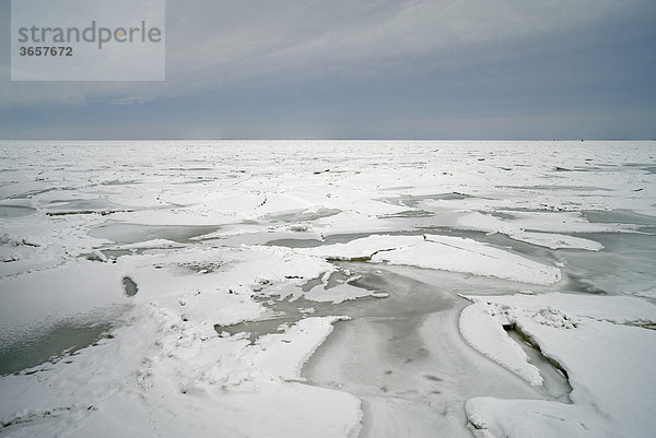 Eis auf dem Greifswalder Bodden in der Ostsee bei Lubmin  Mecklenburg-Vorpommern  Deutschland  Europa