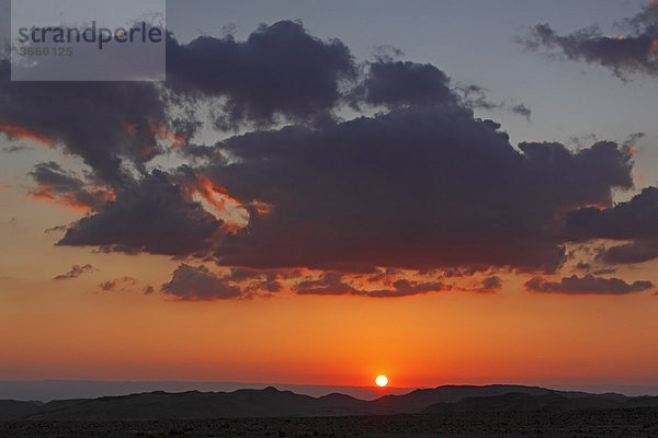 Sonnenuntergang über Wüste  Landschaft im Naturschutzgebiet und Biosphärenreservat Dana  bei Feynan  Haschemitisches Königreich Jordanien  Vorderasien