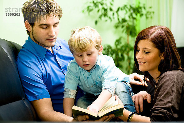 Junge Familie beim Lesen