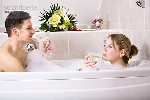 Junges Paar in der Badewanne