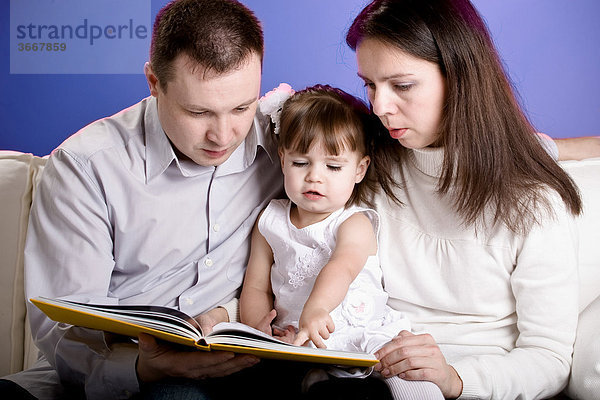 Familie beim Lesen