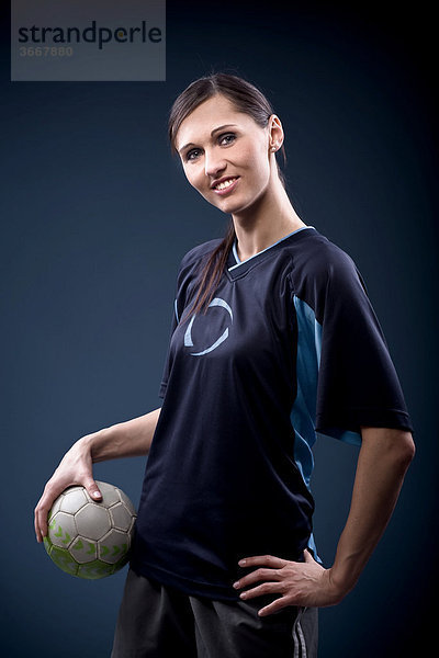 Handballspielerin mit Ball