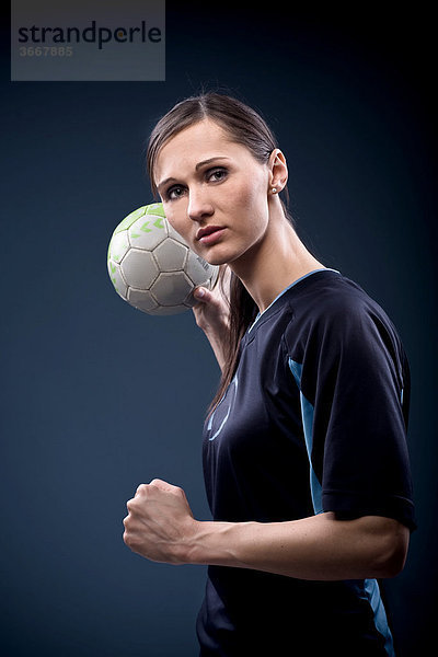 Handballspielerin mit Ball