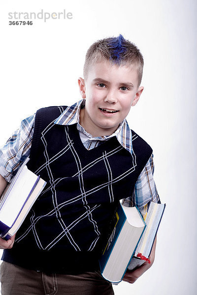 Junge mit Büchern in der Hand
