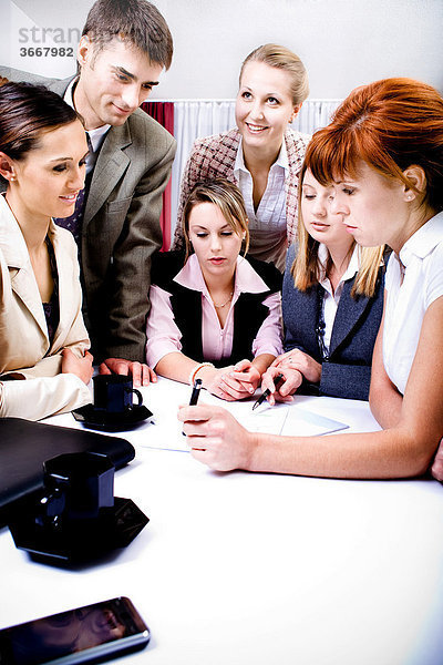 Ein junges Business-Team bei der Besprechung im Büro