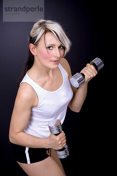 Junge Frau beim Fitness-Training