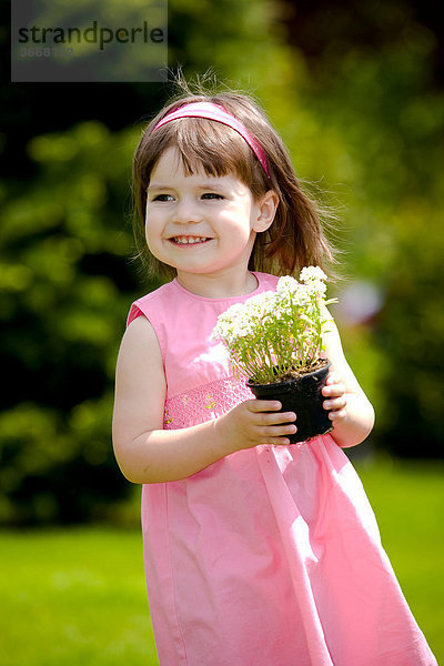 Kleines Mädchen mit Blumentopf
