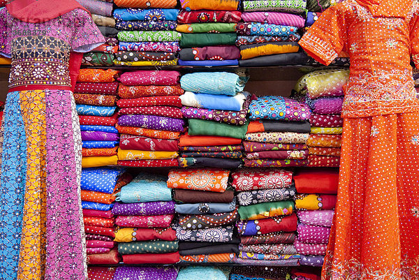 Kutta und Saris gestapelt zum Verkauf  Jodhpur  Rajasthan  Indien  Asien