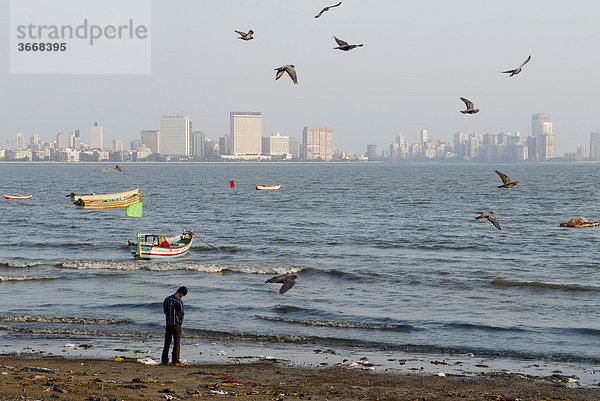 Inder uriniert am Chawpatty Beach  Mumbai  Indien  Asien