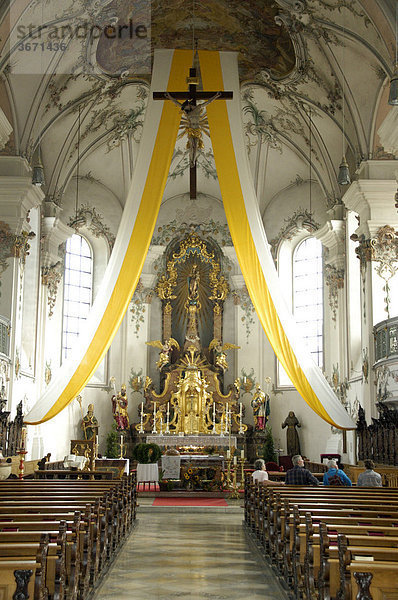 Jesus Christus am Kreuz im Innenraum der barocken Stadtkirche Viechtach Bayerischer Wald Niederbayern