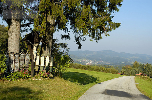 Materl mit Totenbrettern am Wegesrand Wühnried bei Gotteszell Bayerischer Wald Niederbayern