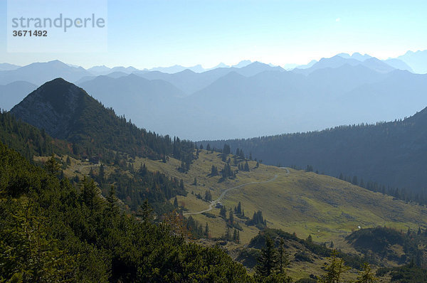 Berg Platteneck vor der Bergkulisse Karwendelgebirge Bayerische Alpen Oberbayern