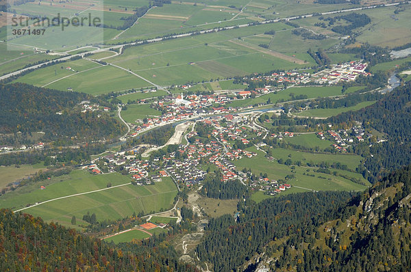 Blick auf das Dorf Eschenlohe vom Gipfel des Bergs Hohe Kisten Bayerische Alpen Oberbayern