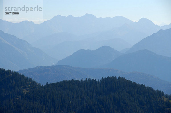 Dunstige Berghänge Gebirgslandschaft vor der Bergkulisse Karwendelgebirge Bayerische Alpen Oberbayern