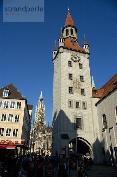 Turm des alten Rathauses vor Marienplatz mit Rathausturm München Bayern  Deutschland