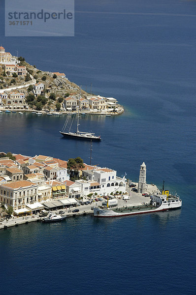 Blick auf die Stadt mit Buchten und Segelboot der Insel Symi Griechenland